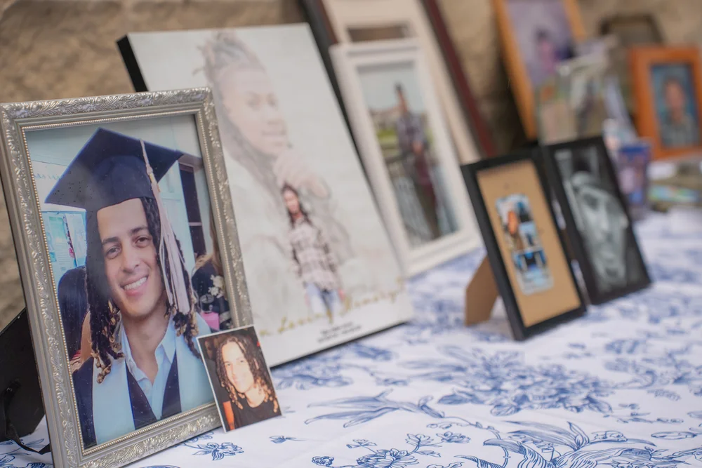 Fotografías enmarcadas exhibidas en memoria de los donantes