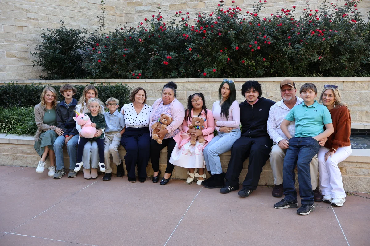 Un grupo de personas reunidas al aire libre